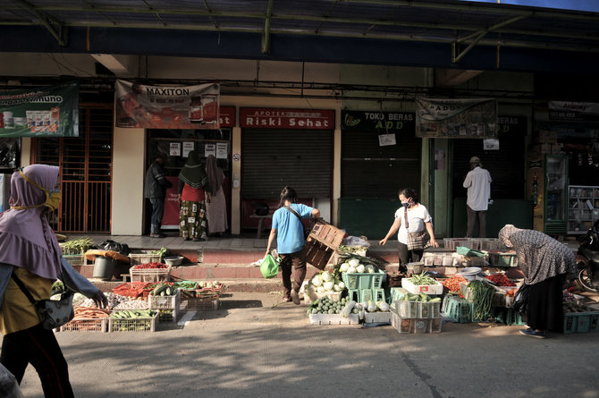 physical distancing di pasar tradisional