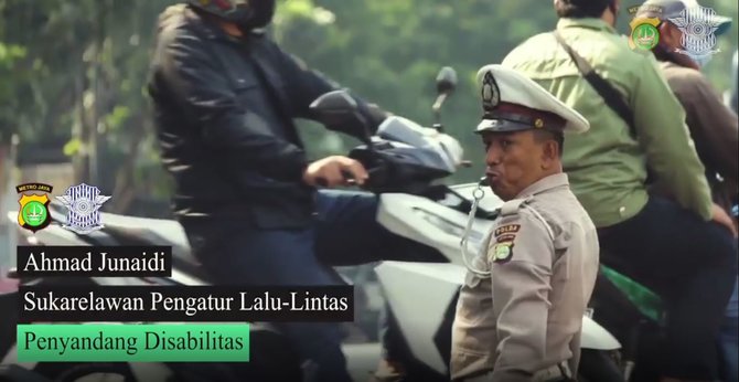 ahmad junaidi pria difabel atur lalu lintas hingga tak kenal lelah