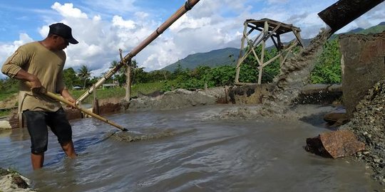 Demi Bayar Hutang, Pria Ini Kumpulkan Pasir Sisa Banjir Bandang untuk Dijual