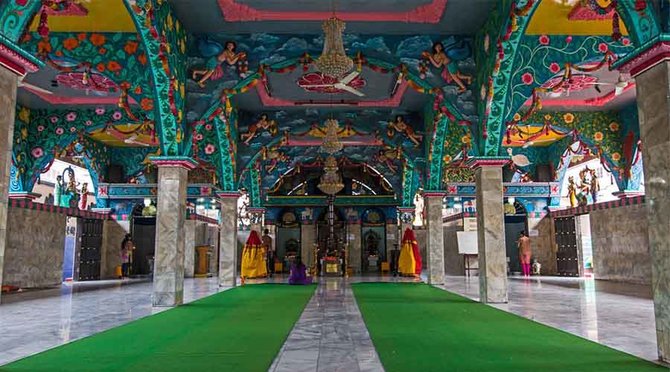 mengunjungi kuil shri mariamman tempat ibadah umat hindu tertua di medan