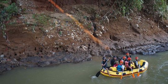 Sungai Ciliwung Jadi Tempat Latihan Atlet Arung Jeram di Depok