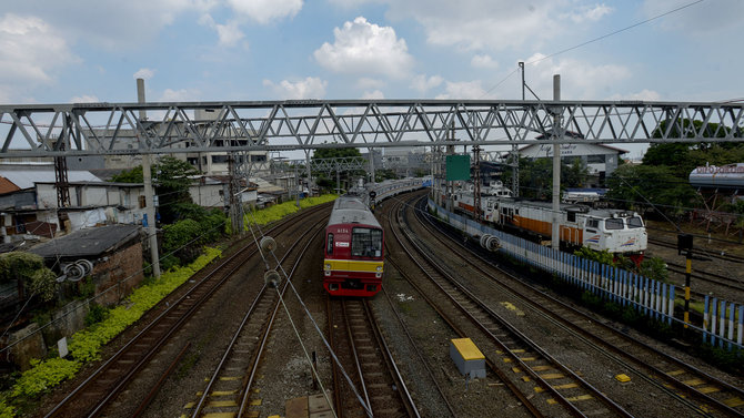 commuter line di stasiun klender