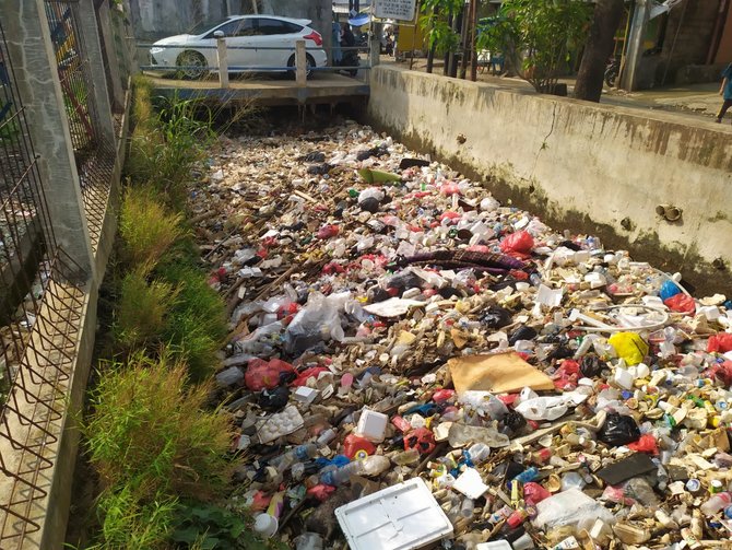 tumpukan sampah di kali licin