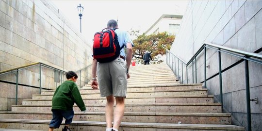 5 gerakan olahraga yang bisa dilakukan di rumah dan dan membakar kalori maksimal