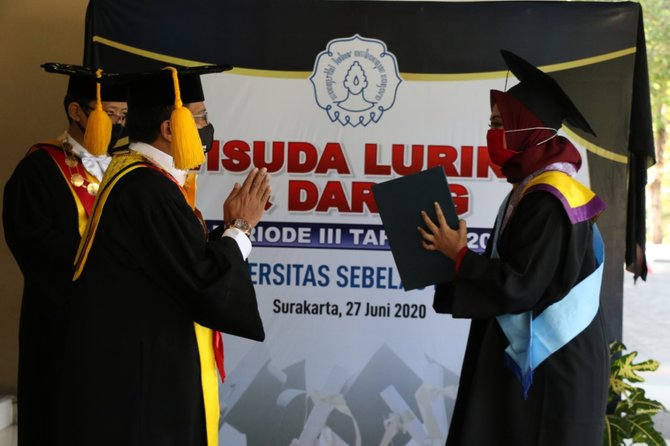 lulusan cumlaude uns diwisuda secara drive thru