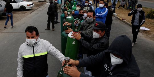 Antrean Panjang Warga Peru Isi Ulang Tabung Oksigen Saat Pandemi