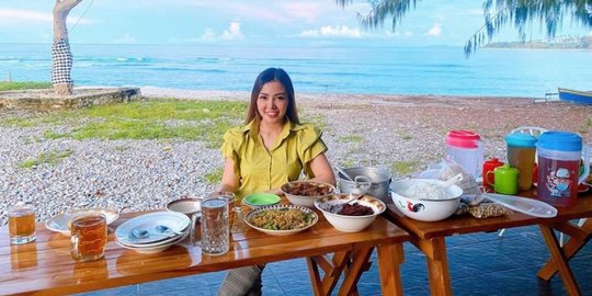 Bella Shofie Kini Tinggal di Maluku, Rumahnya Luas Banget, Mewah & di Pinggir Pantai