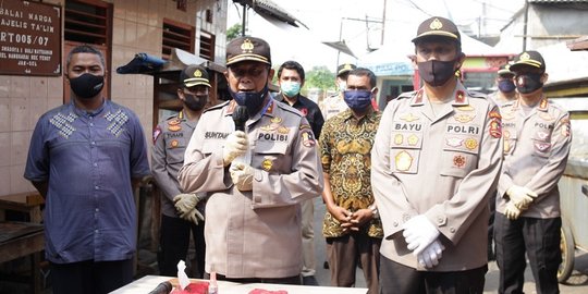 Polri Salurkan Ratusan Paket Sembako untuk Pedagang Bakso Keliling Terdampak Covid-19