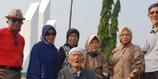 Ini 7 Potret Pensiunan Jenderal Polri Temani Orangtua Ziarah ke Makam