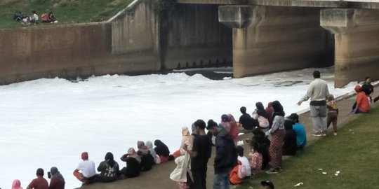 Sungai 'Salju' Jadi Tontonan Warga yang CFD di BKT Jaktim