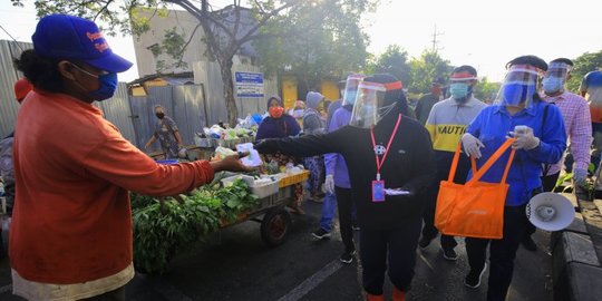 Bagikan Masker, Risma Ingatkan Warga Sudah Banyak yang Meninggal Karena Corona