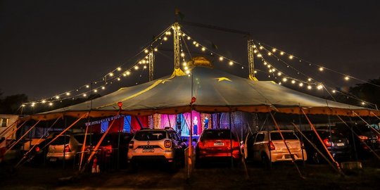 Menyaksikan Pertunjukan Sirkus Drive-In di Brasil