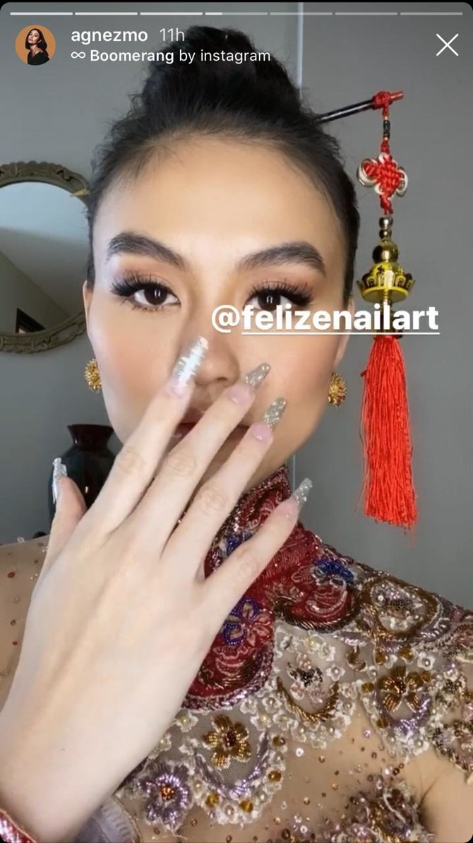 Agnez Mo Looks Beautiful Using Anne Avanties Kebaya Proposed By Raphael Maitimo World Today 