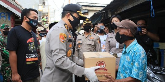 Polri Bagikan 400 Sembako Bagi Nelayan di Cilincing