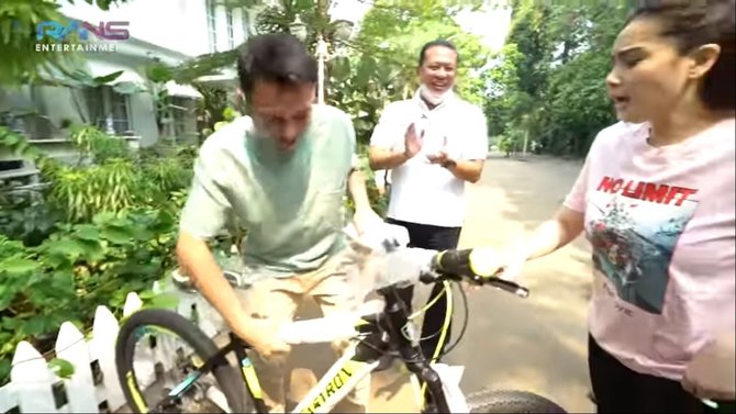 raffi ahmad girang dapat hadiah sepeda