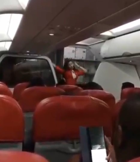 viral pramugari cantik joged di dalam pesawat