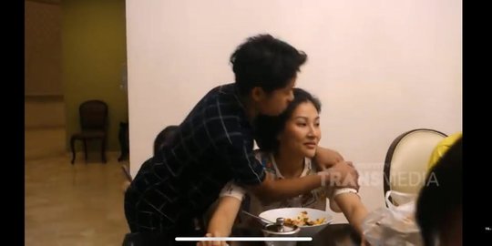 Betrand Peto Peluk & Cium Sambil Minta Maaf ke Sarwendah yang Lagi Ngambek