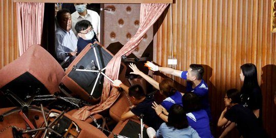 Kericuhan Anggota Partai Berkuasa dan Oposisi di Parlemen Taiwan