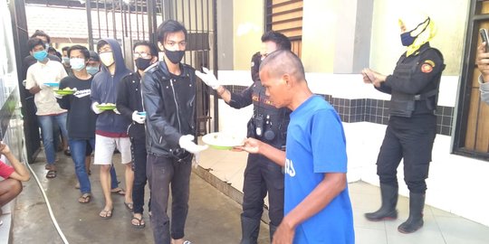 25 Orang Tak Pakai Masker di Surabaya Dihukum Beri Makan ODGJ