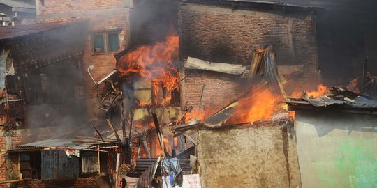 Permukiman Padat Penduduk di Cengkareng Terbakar, 17 Mobil Damkar Diturunkan