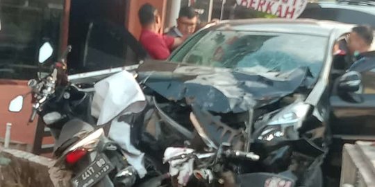 Avanza Pelat Jakarta Ugal-ugalan di Bogor, Tabrak 6 Pemotor