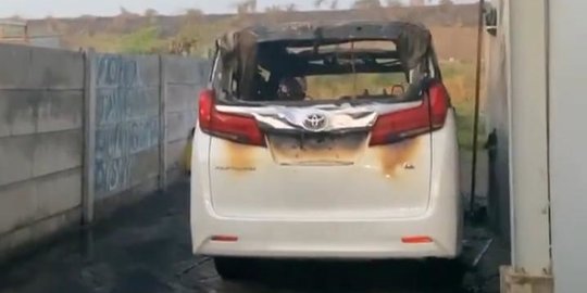 Via Vallen Histeris Melihat Mobil Alphardnya Hangus Dibakar Orang