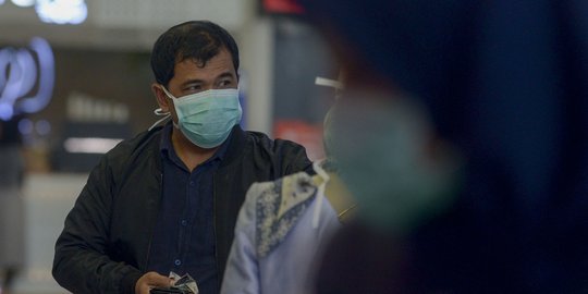 Warga Jayapura Tak Pakai Masker Disanksi Pakai Jaket 'Orang Kepala Batu'