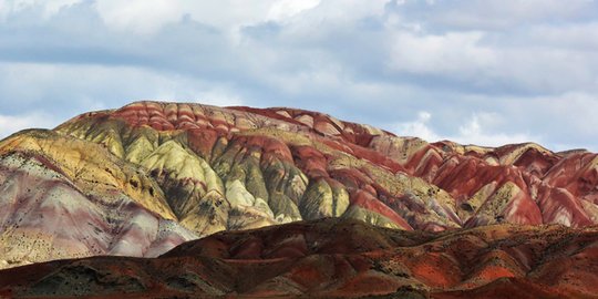 Keunikan Gunung Pelangi Ala Daghlar di Iran