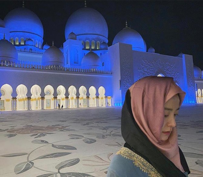 7 pesona yung ju mi aktris korea yang bikin heboh usai unggah foto pakai hijab