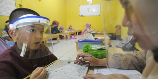 Semangat Anak-anak Belajar di TPA Pakai Face Shield