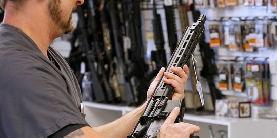 CEK FAKTA: Tidak Benar Foto Ular Makan Senapan Laras Panjang AK-47