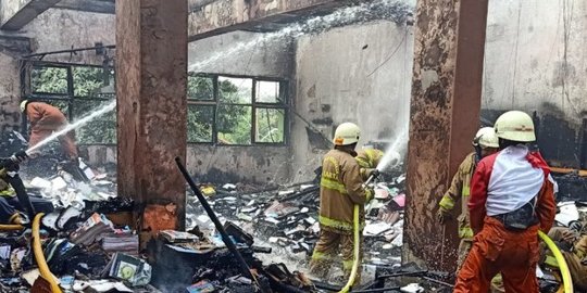 Diduga Korsleting, SMA 100 Jakarta Terbakar