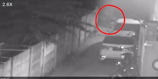 Rekaman CCTV Detik-Detik Pelaku Membakar Mobil Via Vallen