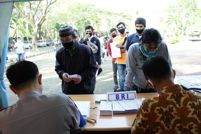 bri dan polri beri layanan sim gratis di hut ke 74 bhayangkara