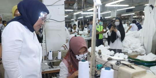 Menaker Ida Tinjau Pabrik Pembuatan Baju APD Hazmat