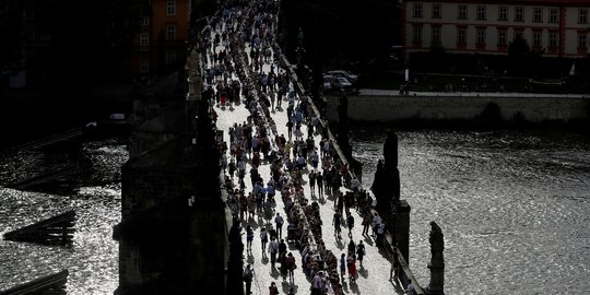 Begini Cara Warga Ceko Rayakan Pelonggaran Lockdown