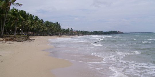 Asyik Berselancar di Pantai Marbela Anyer, Satu Wisatawan Meninggal Diterjang Ombak