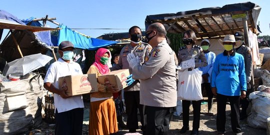 Polri Bagikan Sembako Buat Pemulung di TPST Bantul