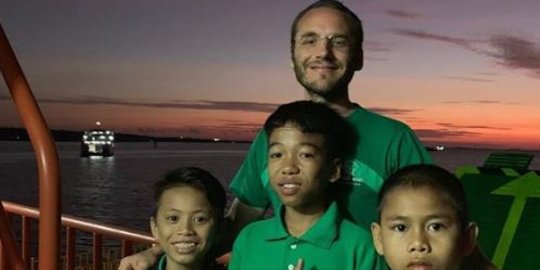Bule Belanda Jual Perusahaan Buat Urus Anak Jalanan di Lombok, Kisahnya Bikin Geger