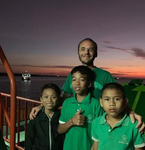bule belanda jual perusahaan buat urus anak jalanan di lombok