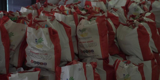 Kemensos Salurkan 2.000 Paket Bansos untuk Lansia