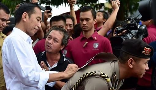 jokowi tanda tangan di punggung ajudan