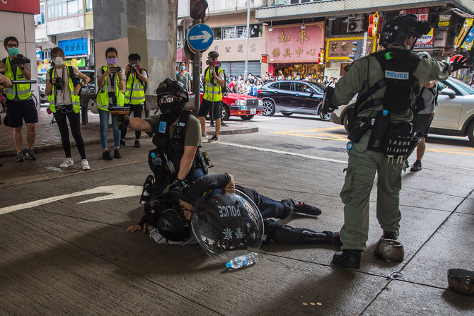 polisi hong kong tangkap demonstran di bawah uu baru