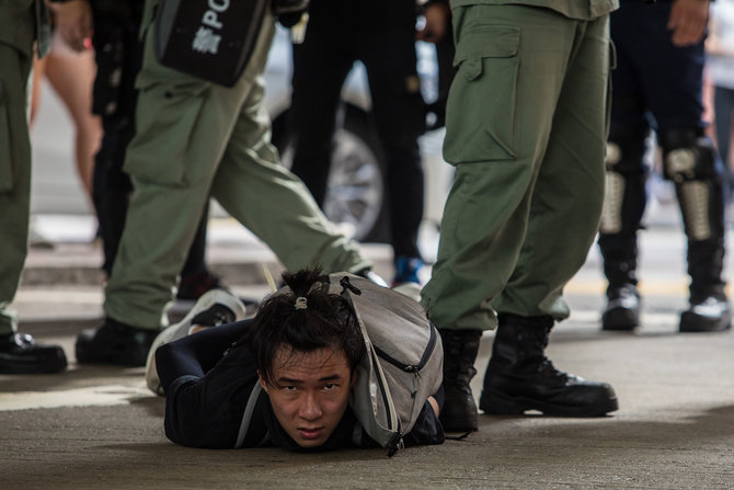polisi hong kong tangkap demonstran di bawah uu baru
