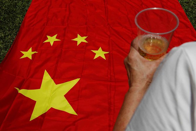 pendukung pro china di hong kong bersulang sampanye