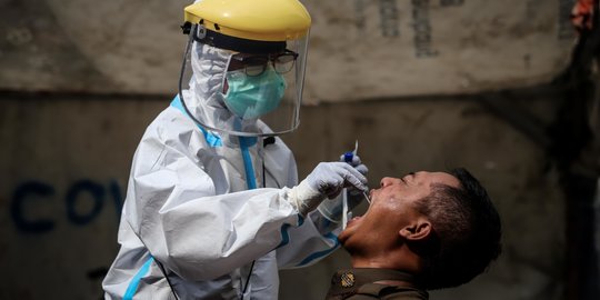 Petugas Medis Swab Test Pedagang Pasar Tasik