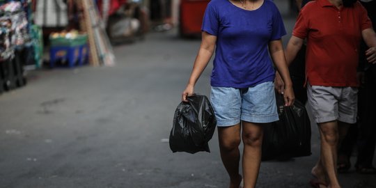 Pengelola Pasar Kramat Jati Akui Sulit Hilangkan Budaya Kantong Plastik