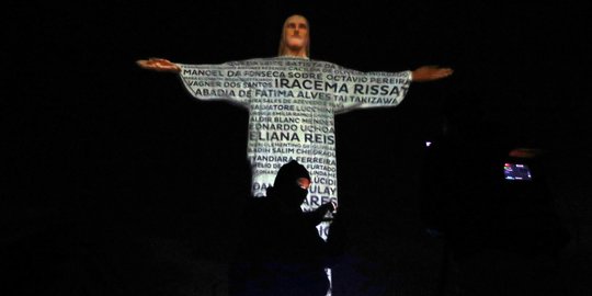 Penghormatan untuk Korban Covid-19 di Patung Yesus Brazil
