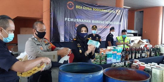 Bea Cukai Bandara Soekarno-Hatta Musnahkan 1.443 Botol Miras & 27.600 Rokok Elektrik