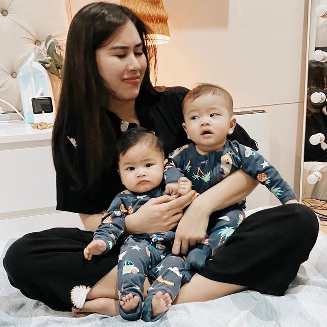 syahnaz bersama anak kembarnya